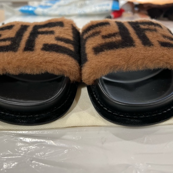 FENDI Shearling Slides/Sandals SIZE 38 EU - Picture 5 of 16